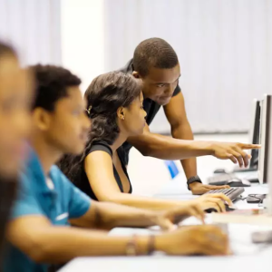 Projeto social incentiva o ingresso de pessoas negras no mercado de tecnologia